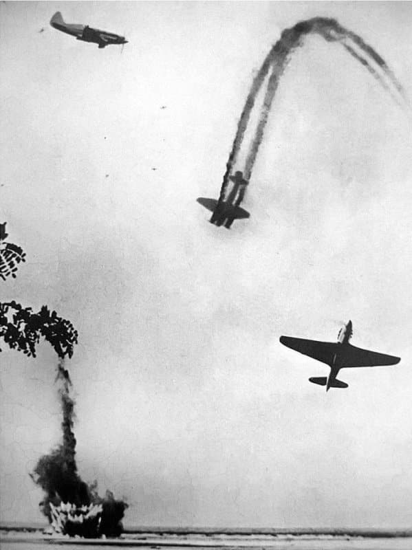 Фотография воздушного боя времен Второй мировой войны